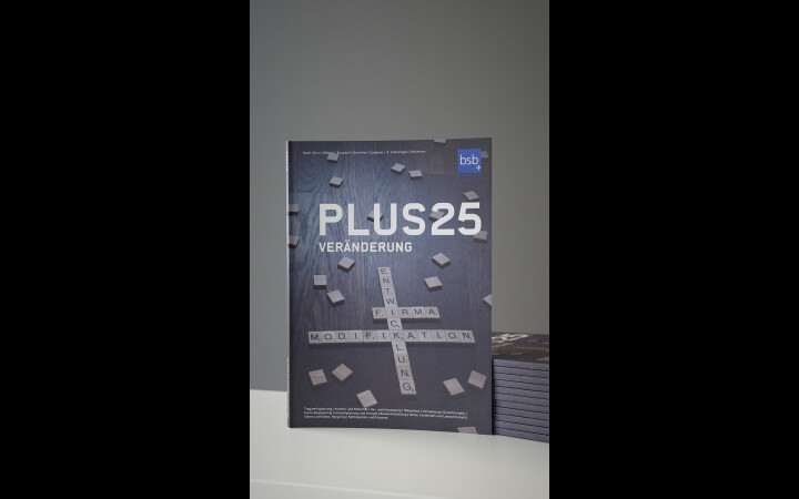 20250901 Jahresmagazin PLUS25 Cover